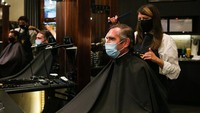 Kembali beroperasinya salon di Sydney disambut antusias oleh masyarakat. Para penata rambut mengatakan banyak pelanggan yang telah melakukan booking selama berminggu-minggu sudah tidak sabar untuk menata rambut mereka yang tidak terawat selama lockdown. Gaye Gerard - Pool/Getty Images.