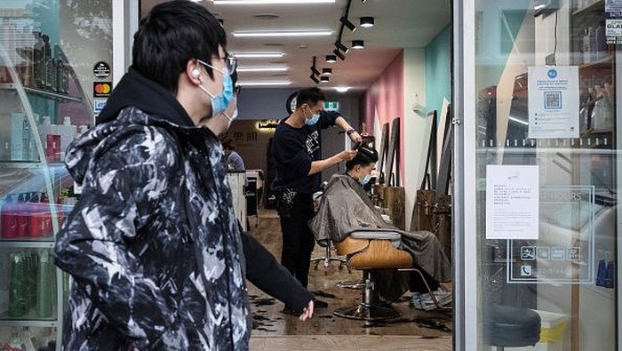 Lockdown Berakhir, Warga Sydney Kini Bisa Nyalon-Nongkrong Lagi Warga Sydney tengah merayakan kebebasan usai lockdown imbas COVID-19 diakhiri. Kini warga di kota terbesar di Australia itu bisa kembali kunjungi salon dan bar.