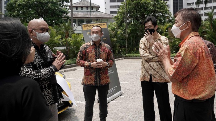 Manjakan Nasabah Tabungan Co-Branding Maybank Direktur Community Financial Services PT Bank Maybank Indonesia Tbk (Maybank Indonesia), Steffano Ridwan (ketiga dari kanan) menyerahkan hadiah utama program Co-Branding Maybank Finance tahap pertama secara simbolis kepada Hendra Kusuma (kedua dari kanan), Nasabah Maybank Indonesia kantor cabang induk (KCI) Bandar Lampung, didampingi Presiden Direktur Maybank Finance, Alexander (tengah) serta disaksikan jajaran manajemen Maybank Indonesia & Maybank Finance di kantor pusat Maybank Indonesia, Senayan, Jakarta (12/10) . Program Undian Tabungan Co-Branding Maybank Finance adalah program khusus yang ditujukan bagi nasabah yang melakukan pembelian kendaraan roda empat melalui fasilitas pinjaman di Maybank Finance dan membuka rekening Tabungan Co-Branding Maybank Finance. Program Undian Tabungan Co-Branding Maybank Finance menawarkan hadiah istimewa berupa unit mobil dan emas. Program ini terbagi dalam dua periode, dimana periode selanjutnya akan dilakukan pada 1 September 2021 – 28 Februari 2022.