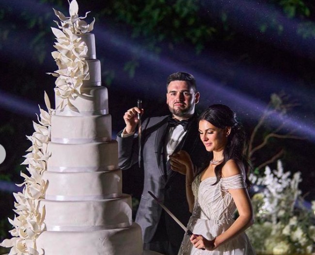 Di tengah pandemi saat ini, pasangan tersebut pun masih mengadakan pesta super mewah dengan ratusan tamu undangan. Maria menyediakan jet pribadi untuk menjemput 200 tamu undangan. Foto: Instagram