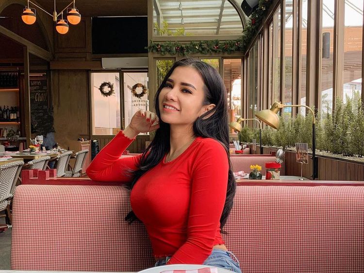 Potret Keren Maria Vania Saat Ngeteh Cantik dan Makan Es Krim