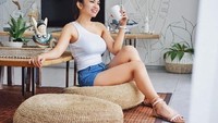 Bersantai di rumah, Maria Vania tampak menikmati secankir teh hangat di sore hari. Foto: Instagram @maria_vaniaa
