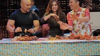 Saat masih aktif menjadi presenter bola, Maria pernah tampil di program acara Hitam Putih. Ia dan Deddy Corbuzier tampak menikmati aneka seafood dengan bumbu saus Padang. Foto: Instagram @maria_vaniaa