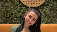 Maria Vania juga pernah membagikan momennnya menikmati beberapa hidangan di restoran. Ada hidangan udang bumbu pedas yang ia santap. Foto: Instagram @maria_vaniaa
