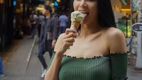 Pernah kulineran di luar negeri, begini pose Maria Vania saat menikmati satu con es krim vanila yang manis lembut. Foto: Instagram @maria_vaniaa