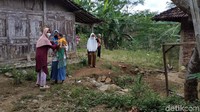 Secara turun temurun jumlah keluarga yang menghuni kampung yang bernama asli Ngendak tak pernah lebih dari 7 KK. Sebutan Kampung Pitu pun berasal dari kosakata dalam Bahasa Jawa Pitu yang berarti tujuh.