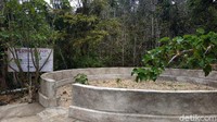 Ternyata, jumlah keluarga bukan hanya satu-satunya mitos yang menyelimuti Kampung Pitu. Sebutan Ngendak sendiri dalam terminologi masyarakat setempat berarti pergeseran dari atas ke bawah. Hal itu kerap dimaknai jika seseorang pejabat datang ke Kampung Pitu, maka kelak pangkatnya akan turun.