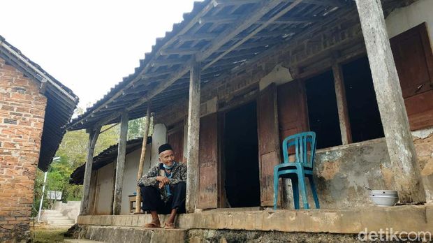 Keberadaan Kampung Pitu di Pacitan menyimpan beragam mitos. Seperti namanya, permukiman kecil itu konon hanya dihuni 7 Kepala Keluarga (KK). Tak boleh kurang atau lebih.