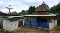 Di perkampungan itu juga terdapat sejumlah tempat sakral. Antara lain pendedehan (tempat berjemur) serta sendang (mata air). Di lokasi kedua ini terdapat jejak yang diyakini peninggalan wali. Bukti sejarah lain yang tersisa adalah masjid tua. Tempat ibadah ini sudah direnovasi tanpa mengubah unsur otentiknya.