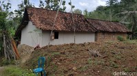Tak hanya jumlah penduduknya terbatas 7 KK hingga risiko turun pangkat bagi pejabat yang datang. Wilayah yang diapit sungai dan hutan itu konon juga kedap gempa. Bahkan terjadi gempa berkali-kali pun Kampung Pitu tetap aman dan tak terdampak.