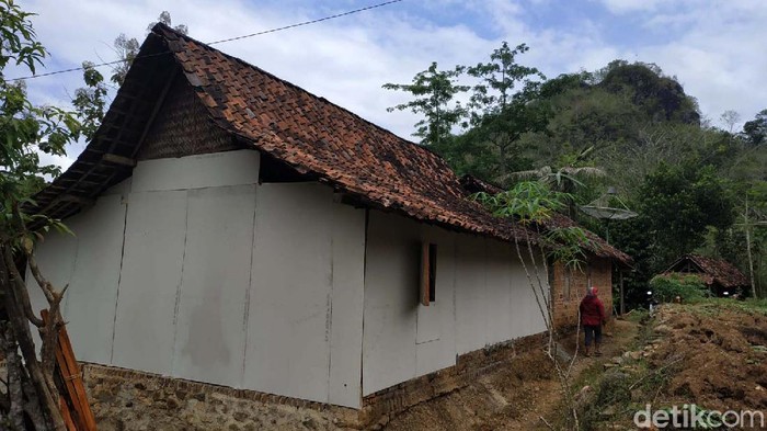 Menengok Kampung Pitu Pacitan yang Kaya Mitos Keberadaan Kampung Pitu di Pacitan menyimpan beragam mitos. Seperti namanya, permukiman kecil itu konon hanya dihuni 7 Kepala Keluarga (KK). Tak boleh kurang atau lebih.