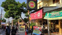 Ada beberapa olahan singkong seperti singkong keju, gethuk, bahkan es krim singkong. Yang cukup terkenal di sana adalah singkong keju D9.