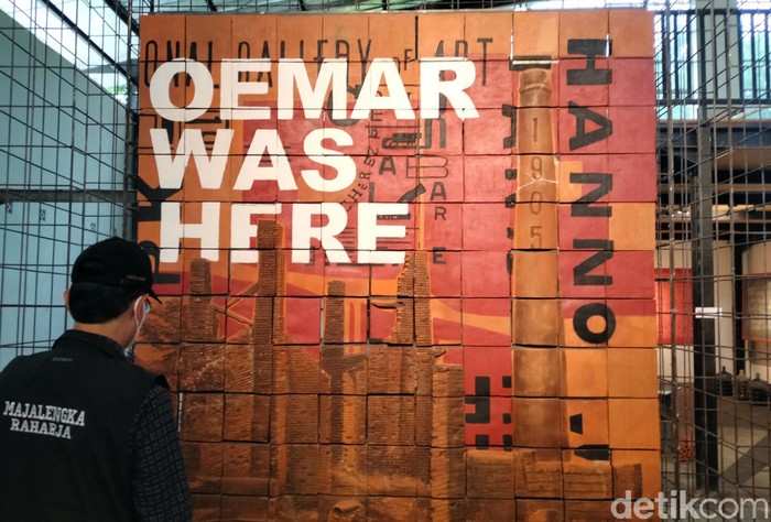 Pameran yang menampilkan karya terakota dari belasan seniman resmi digelar di Majalengka, Jawa Barat. Pameran bertajuk Terracotta Triennale 2021 ini digelar di Jebor Hall Jatiwangi art Factory (JaF) Desa Jatisura, Kecamatan Jatiwangi.

Dalam pameran tersebut rupa-rupa karya terakota yang dibuat oleh belasan seniman dari berbagai daerah di Indonesia hingga mancanegara dikumpulkan untuk dipajang.