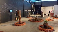 Dalam pameran tersebut rupa-rupa karya terakota yang dibuat oleh belasan seniman dari berbagai daerah di Indonesia hingga mancanegara dikumpulkan untuk dipajang.