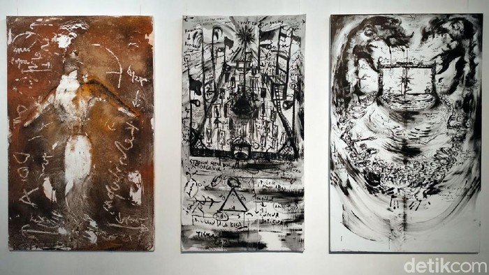 Mengintip Pameran Karya Terakota di Majalengka Pameran yang menampilkan karya terakota dari belasan seniman resmi digelar di Majalengka, Jawa Barat. Pameran bertajuk Terracotta Triennale 2021 ini digelar di Jebor Hall Jatiwangi art Factory (JaF) Desa Jatisura, Kecamatan Jatiwangi.
Dalam pameran tersebut rupa-rupa karya terakota yang dibuat oleh belasan seniman dari berbagai daerah di Indonesia hingga mancanegara dikumpulkan untuk dipajang.