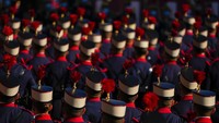 Peringatan Hari Nasional Spanyol dirayakan selama 3 hari dan menyambung dengan long weekend. Sejumlah warga mengambil cuti untuk berliubur satu pekan. (Foto: AP/Manu Fernandez)