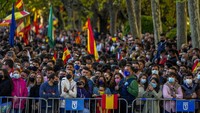Warga menonton parade pada hari nasional Spanyol, di Madrid (12/10). Spanyol merayakan hari hispanik sedunia, salah satunya kesuksesan pelayaran Christopher Columbus ke Benua Amerika. (Foto: AP/Manu Fernandez)