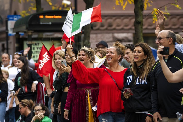 Peringatan pendaratan Christopher Columbus di Benua Amerika dirayakan di Spanyol dan AS. Berikut potret kemeriahan di kedua negara itu, Selasa (12/10).
