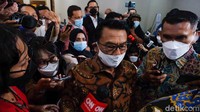 Moeldoko diberondong pertanyaan saat keluar gedung Bareskrim Polri.