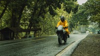 Motor listrik Universitas Budi Luhur menunjukkan BL-SEV01 sudah teruji saat hujan menghadang. Foto: dok. Universitas Budi Luhur