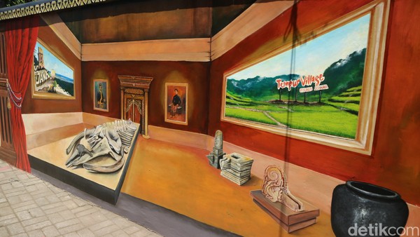 Mural itu menceritakan tentang koleksi yang ada di Museum Kartini. Seperti tentang koleksi ikan raksasa Joko Tuo, prasasti Candi Angin hingga atraksi tenun khas Jepara.