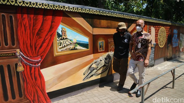 Bekerja dewan kesenian Jepara. Ada komunitas perupa ayo sama-sama ngangkat museum. Proses pengerjaan mural selama 10 hari. Baru selesai 9 Oktober 2021 kemarin, ujar Lia. Bekerja dewan kesenian Jepara. Ada komunitas perupa ayo sama-sama ngangkat museum. Proses pengerjaan mural selama 10 hari. Baru selesai 9 Oktober 2021 kemarin, ujar Lia.
