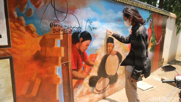 Kasi Sejarah dan Purbakala, Lia Supardiani menjelaskan mural itu bekerjasama dengan Dewan Kesenian Jepara. 