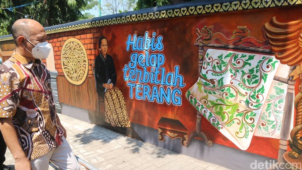 Bupati Jepara, Dian Kristiandi, juga sempat melihat mural tentang Museum Kartini itu. Menurutnya mural itu merupakan karya budaya dari para pemuda yang ada di Kota Ukir. Terlebih membuat mural yang menceritakan tentang Kota Jepara.