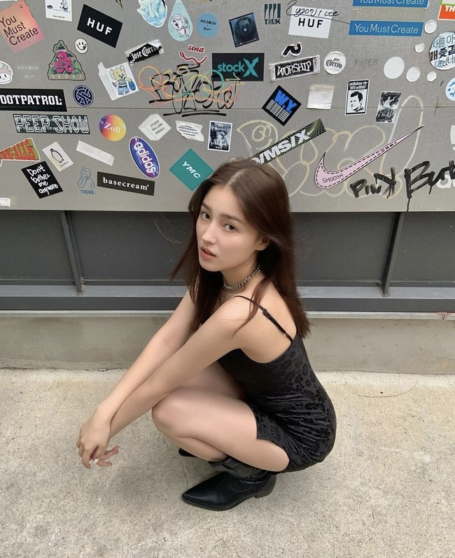 Dalam wawancaranya dengan bnt, Nancy Momoland mengaku risih karena penggemar dan netizen hanya fokus dengan bentuk tubuhnya. Ia merasa hal itu tak adil karena sebagai seorang penyanyi, ia mengharapkan komentar soal tarian dan suaranya. Foto: dok. Instagram nancyjewel_mcdonie_