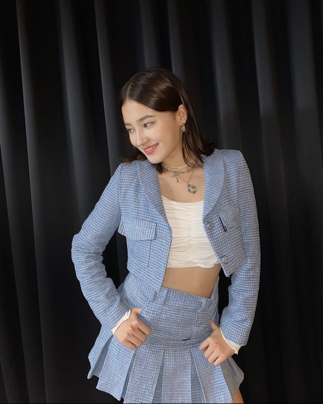 Nancy menjalani masa trainee selama enam tahun, sebelum tampil dan terpilih sebagai personel Momoland lewat acara ’Finding Momoland’. Ia kini memegang posisi sebagai lead vocalist, lead dancer, visual, center, sekaligus maknae. Foto: dok. Instagram nancyjewel_mcdonie_