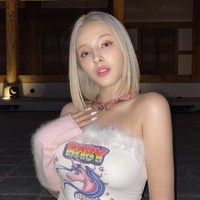 Idol kelahiran 13 April 2000 ini sudah terjun ke industri hiburan Korea sejak usia muda. Nancy pernah menjadi model video klip untuk grup SNUPER ‘Stand By Me’ dan rapper MC GREE ‘Dangerous’. Foto: dok. Instagram nancyjewel_mcdonie_