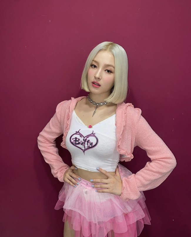 “Karena aku seorang penyanyi, aku berharap dinilai karena nyanyian, tarian, dan gayaku. Tapi aku tidak merasa berat badan yang aku turun atau naikkan penting. Aku tidak tahu kenapa orang begitu fokus pada tubuhku,” ungkap Nancy Momoland. Foto: dok. Instagram nancyjewel_mcdonie_