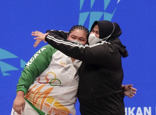 Juara Angkat Besi kelas +87 kg putri di PON XX Papua 2021 adalah Nurul Akmal dari kontingen Aceh. Ia berhasil meraih medali emas di PON Papua 2021. Wanita yang akrab disapa Amel itu mengucapkan rasa syukurnya karena telah berhasil meraih medali emas. Alhamdulillah 🤲😇 Terimakasih buat semuanya 🙏❤️ #torangbisa #torangbisaponxx2021, tulis @nurulakmal_12. Foto: Dok. Instagram @nurulakmal_12.