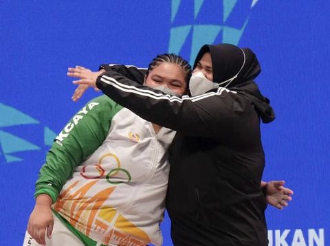 Nurul Akmal dari Kontingen Aceh, juara Angkat Besi kelas +87 kg putri di PON XX Papua 2021