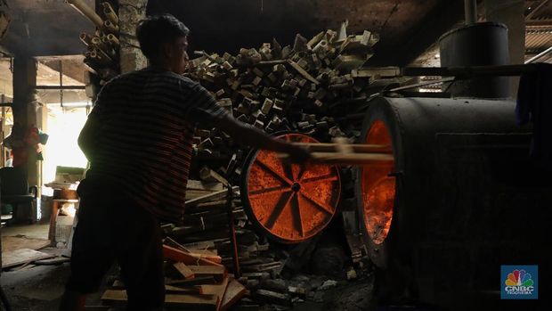 Pekerja menyelesaikan proses pewarnaan dan pencucian pakaian di salah satu pabrik dikawasan Jakarta, Selasa (11/10/2021). Industri tekstil dan produksi tekstil (TPT) mengalami pasang surut sejak pandemi Covid-19 sejak beberapa tahun belakangan. Setelah sebelumnya berhasil bangkit kembali pada kuartal IV 2020, Pemberlakuan Pembatasan Kegiatan Masyarakat (PPKM) mikro pada tahun ini kembali bergeliat. Kontribusi penurunan terbesar berasal dari penurunan pakaian jadi yang memiliki porsi 66% dari total ekspor TPT Indonesia. Tekanan terhadap industri TPT setidaknya masih terjadi hingga paruh pertama 2021. Kinerja TPT sedikit terbantu oleh adanya permintaan Alat Pelindung Diri atau APD untuk keperluan penanganan COVID-19. Namun permintaan terhadap APD tersebut tidak cukup besar untuk menutupi turunnya penjualan produk produk TPT secara keseluruhan. Menurut owner Helmi 