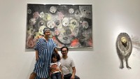Potret Iwan Effendi bersama keluarganya yang juga pendiri Papermoon Puppet Theatre.  Foto: Nesya Soediro/ RUCI Art Space