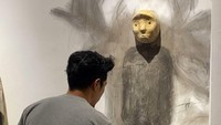 Iwan Effendi saat sedang membuat karya instalasi site-spesifi jelang pembukaan pameran.  Foto: Nesya Soediro/ RUCI Art Space