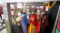 Peserta pameran UMKM binaan Pertamina menata kerajinan yang di pamerkan saat peluncuran Gerakan Nasional Bangga Buatan Indonesia (Gernas BBI) di Samarinda, Kalimantan Timur, Selasa (12/10/2021).