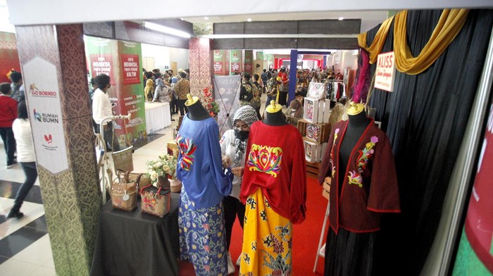 Direktur Penunjang Bisnis PT Pertamina Dedi Sunardi memberikan sambutan saat meresmikan pembukaan Gerakan Nasional Bangga Buatan Indonesia (Gernas BBI) di Samarinda, Kalimantan Timur, Selasa (12/10/2021). Gernas BBI Kaltim ini merupakan kegiatan yang dilaksanakan berdasarkan arahan Presiden RI agar masyarakat lebih mencintai produk-produk dalam negeri dalam meningkatkan perekonomian rakyat. ANTARA FOTO/Yulius Satria Wijaya/hp.