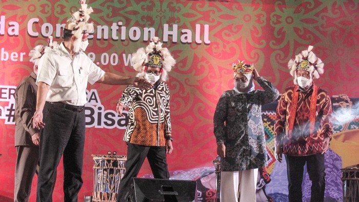 Direktur Penunjang Bisnis PT Pertamina Dedi Sunardi memberikan sambutan saat meresmikan pembukaan Gerakan Nasional Bangga Buatan Indonesia (Gernas BBI) di Samarinda, Kalimantan Timur, Selasa (12/10/2021). Gernas BBI Kaltim ini merupakan kegiatan yang dilaksanakan berdasarkan arahan Presiden RI agar masyarakat lebih mencintai produk-produk dalam negeri dalam meningkatkan perekonomian rakyat. ANTARA FOTO/Yulius Satria Wijaya/hp.
