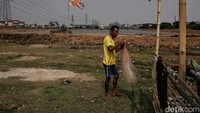 Waduk yang dibangun menyerupai bentuk trapesium, ini dirancang memiliki kedalaman hingga enam  meter.