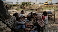 Anak-anak tampak bermain di sekitar lokasi pembangunan Waduk Belibis.