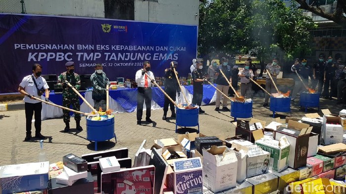 Pemusnahan barang impor ilegal senilai Rp 2,1 miliar di Pelabuhan Tanjung Emas Semarang, Selasa (12/10/2021)