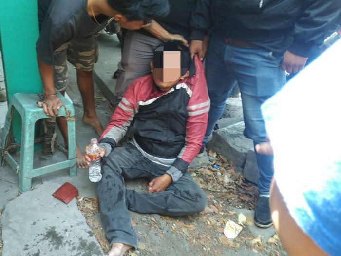 Pelaku pencurian motor di Lamongan babak belur dihajar massa. Ia tertangkap setelah sempat dikejar oleh korban.