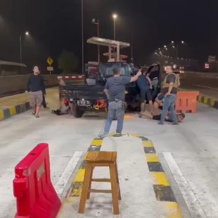 Beredar sejumlah video polisi melakukan penyergapan sopir pikap, di pintu Tol Kejapanan, Gempol, Pasuruan. Dalam peristiwa ini, petugas melepaskan empat tembakan.