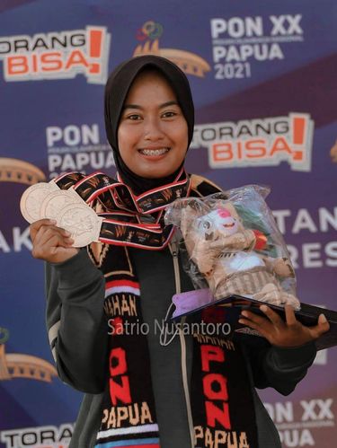 Peraihan 3 medali emas di cabang olahraga Panahan dengan nomor aduan individu putri, beregu putri, dan aduan beregu mixtim, pada ajang PON 2021.