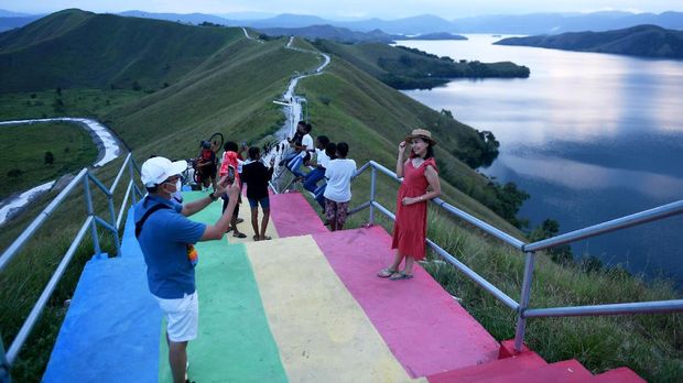 Bukit Teletubbies jadi primadona di kalangan wisatawan di tengah gelaran PON Papua. Bukit ini pun jadi salah satu destinasi wisata andalan di Kabupaten Jayapura