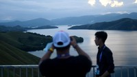 Diketahui, bukit ini menyuguhkan pemandangan keindahan Danau Sentani.