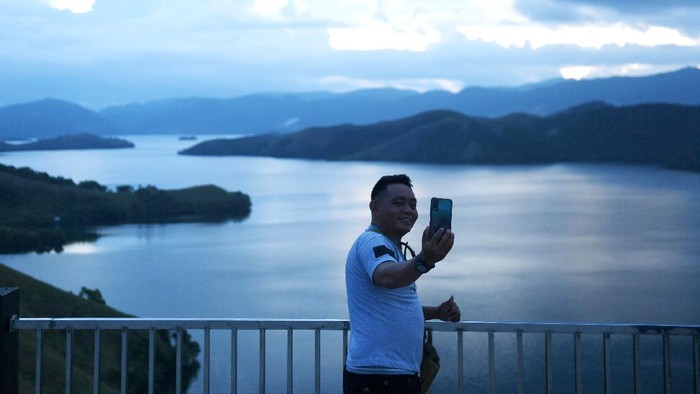 Bukit Teletubbies jadi primadona di kalangan wisatawan di tengah gelaran PON Papua. Bukit ini pun jadi salah satu destinasi wisata andalan di Kabupaten Jayapura