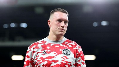 12 Tahun dan 24 Jendela Transfer, Phil Jones Masih di MU